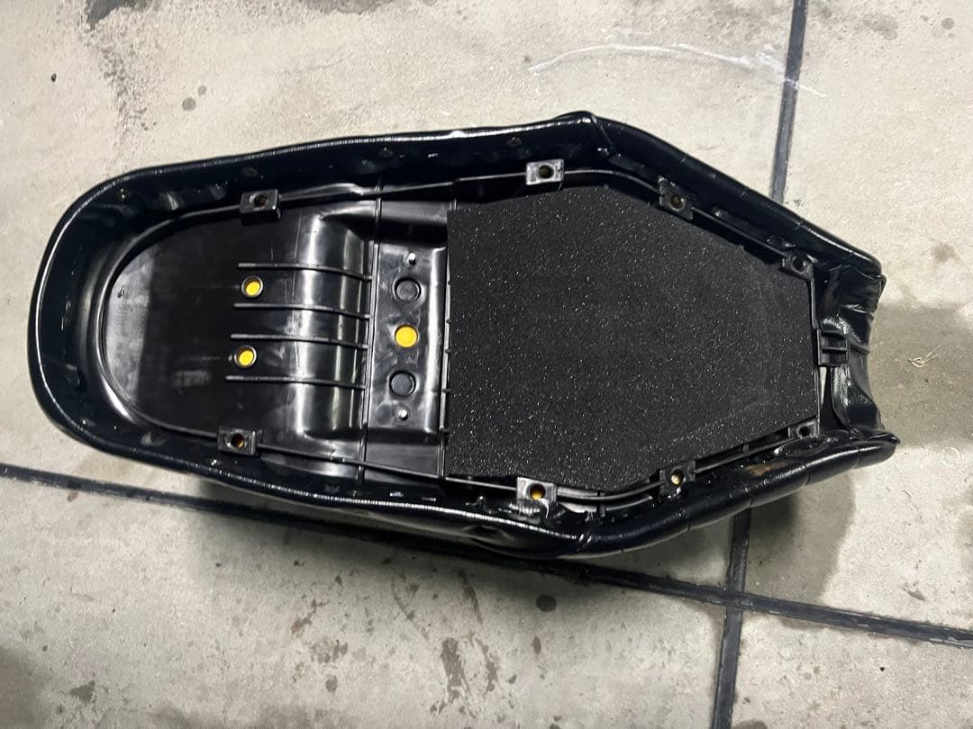 多少の値下げ⭕️w650タックロールシート ケツ上げ 族車風
