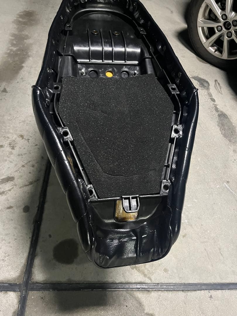 多少の値下げ⭕️w650タックロールシート ケツ上げ 族車風