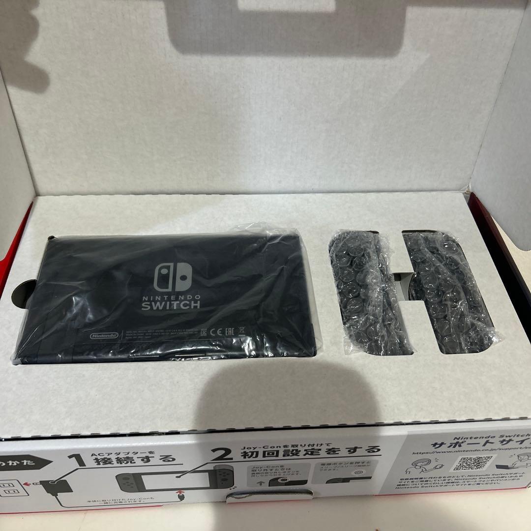 Nintendo Switch 本体 + ジョイコン2個＋ストラップ１つ