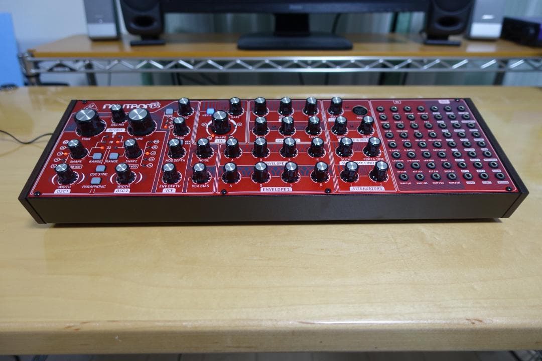 BEHRINGER Neutron モジュラーシンセサイザー