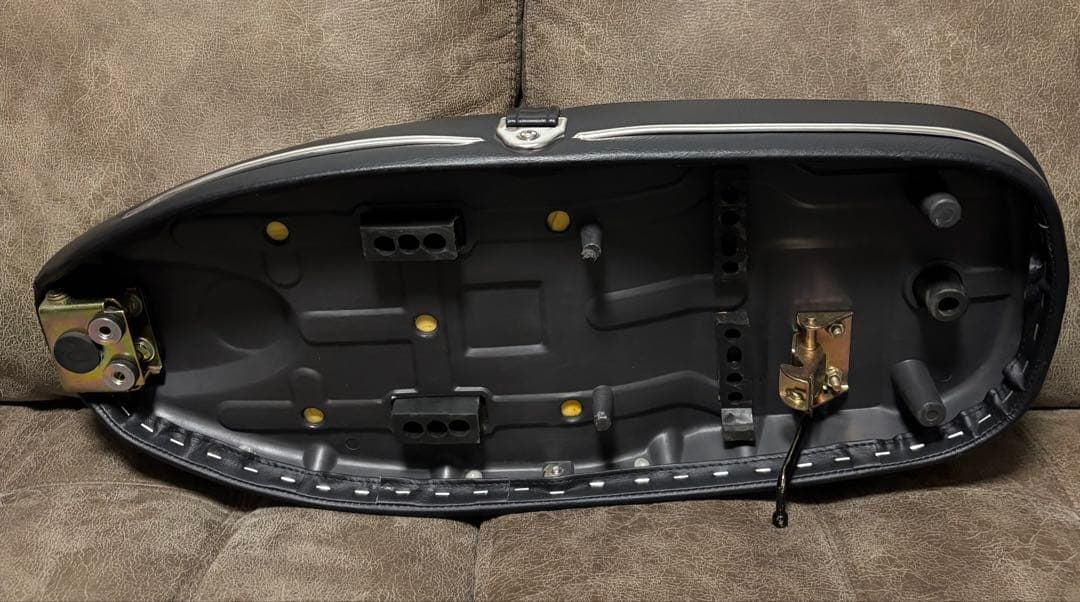 アウトスタンディング 66cmダブルシート(CB750 K0風)