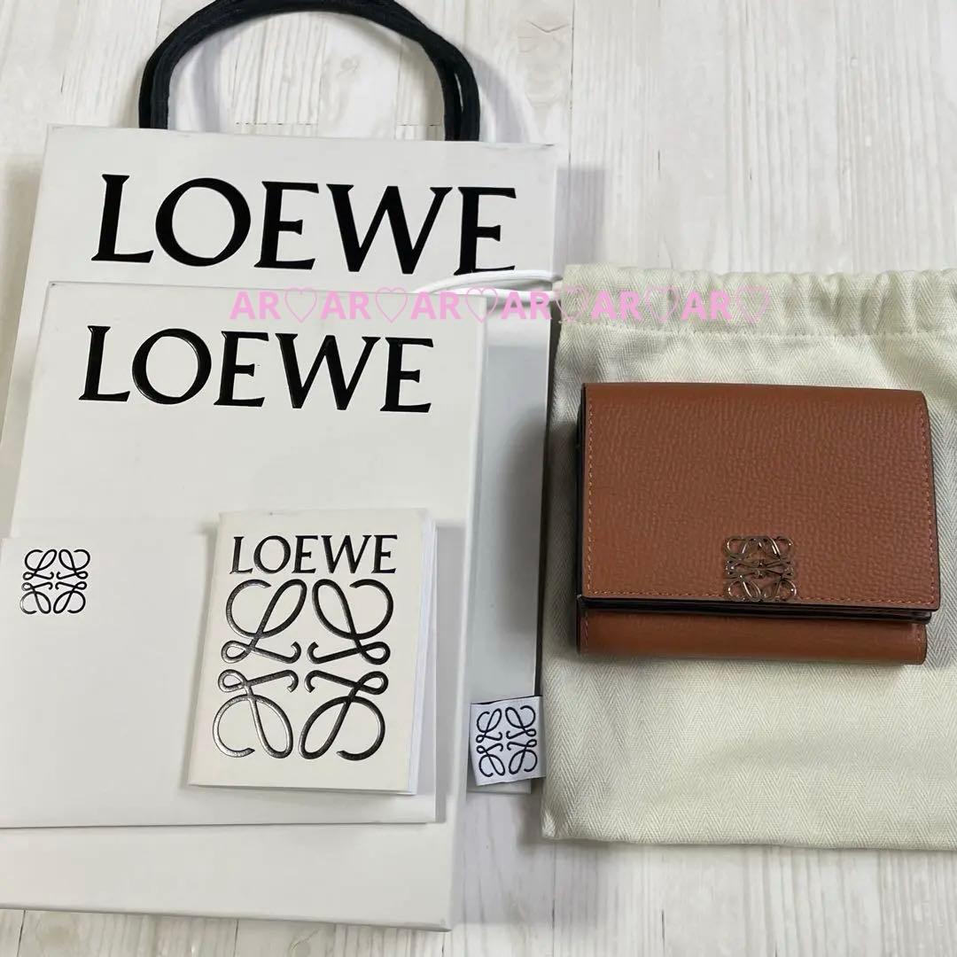 ☆LOEWE ロエベ☆アナグラム トライフォールド ウォレット☆タン☆新品