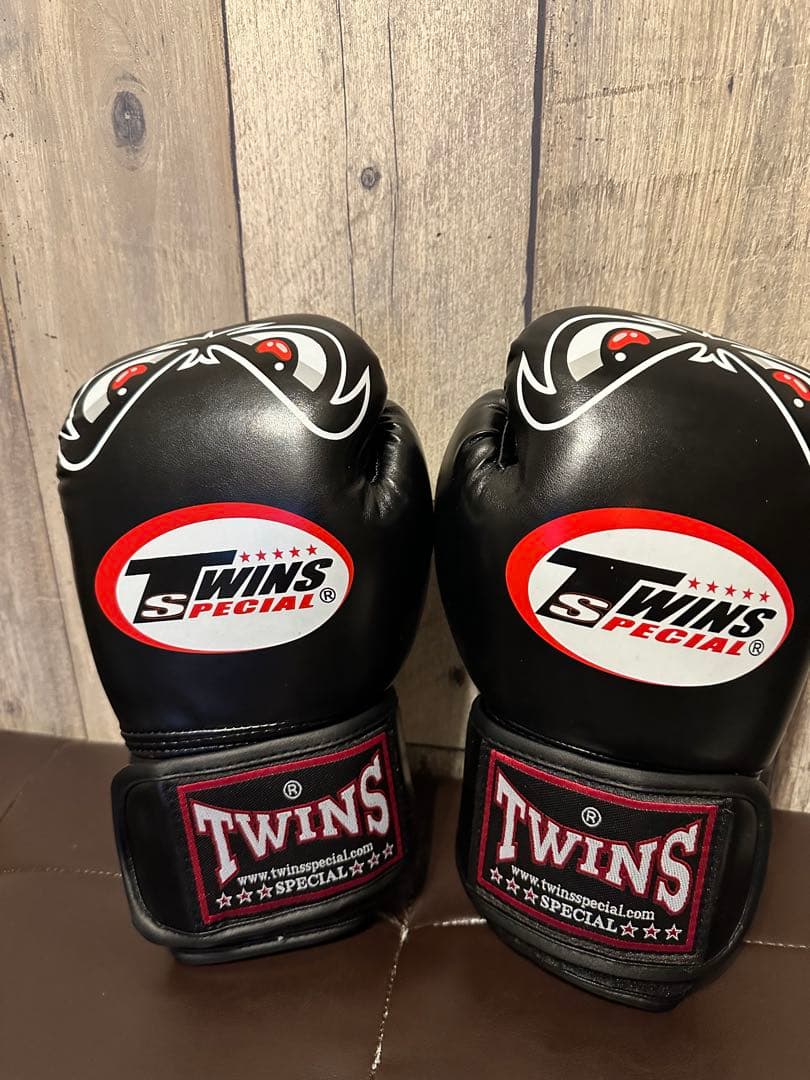 TWINS SPECIAL ボクシンググローブ 8oz ブラックイラスト入り