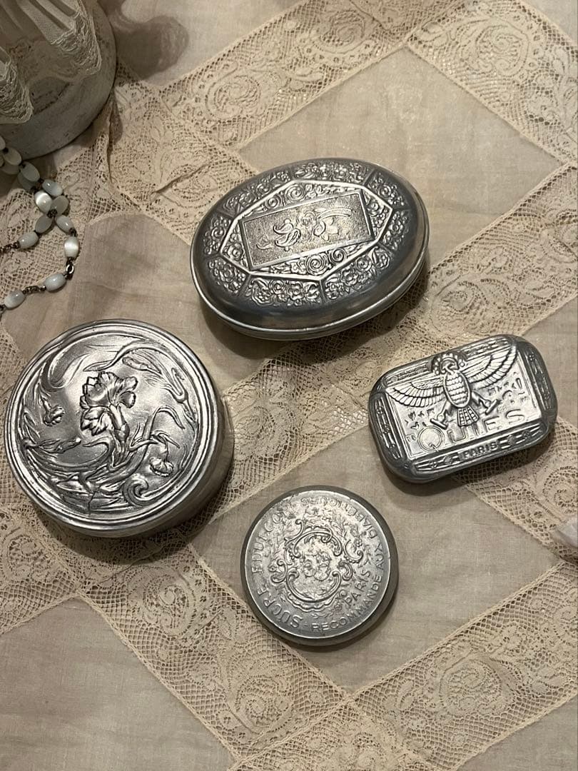 ◆フランスアンティーク｜シルバー缶Cアルミ製パリ、ミニピルケース丸蓋付き円形