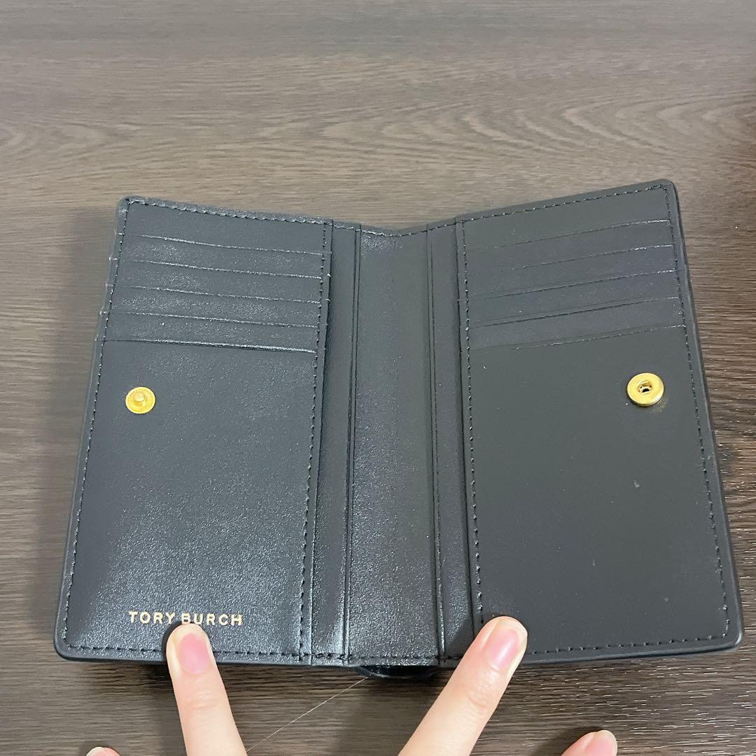 トリーバーチ　財布　ブラック　ゴールド　二つ折り財布　ミディアムウォレット
