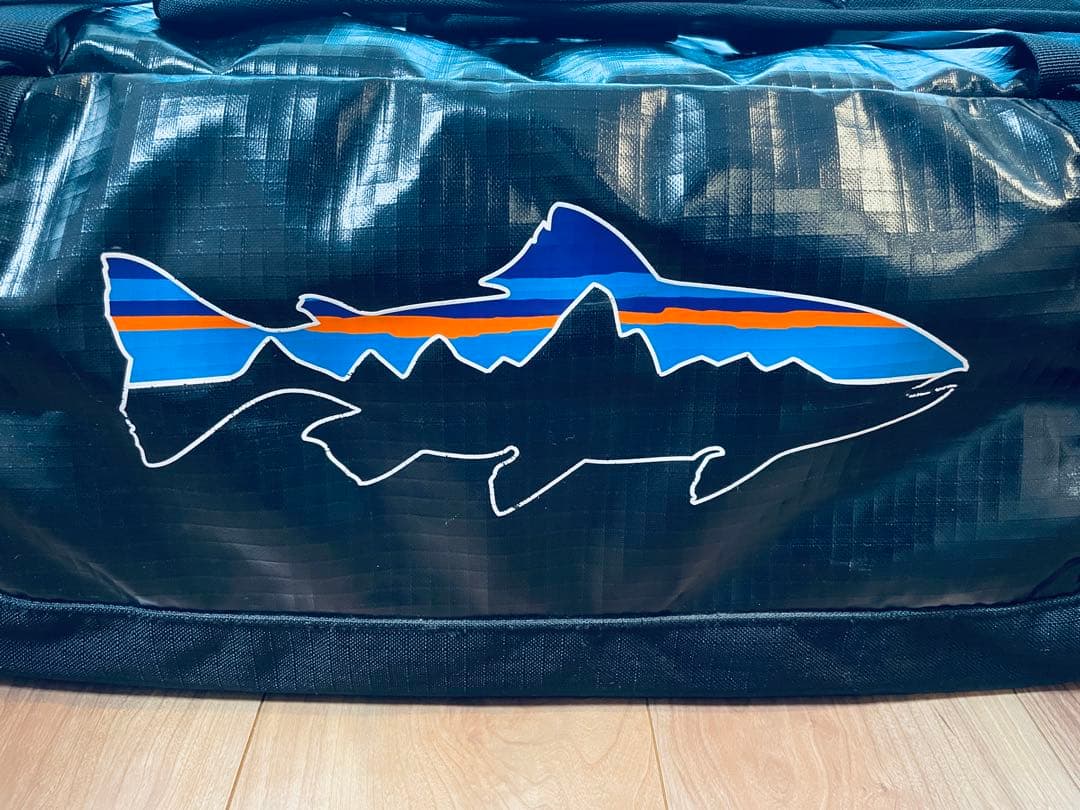 希少Patagonia ブラックホールダッフル Fitz Trout 55L