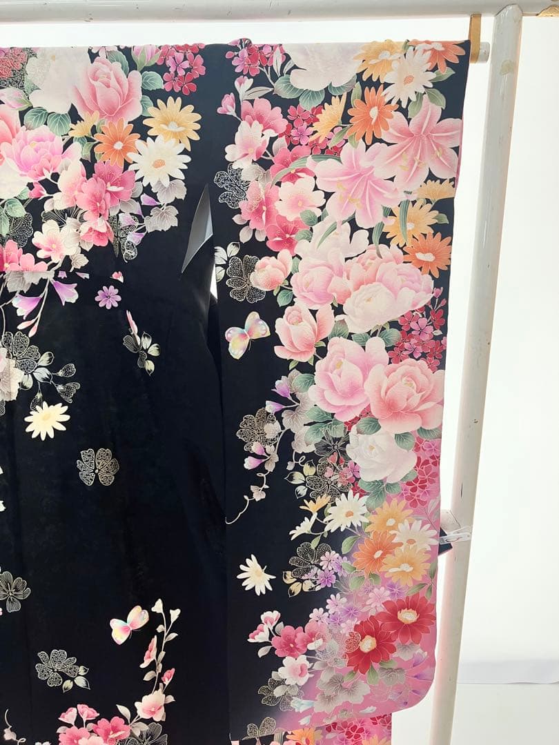 振袖 黒地にピンクグラデーションの花柄