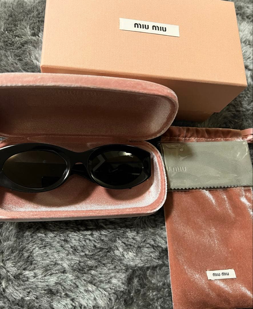 n*a様 miumiu ブラックキャットアイサングラス