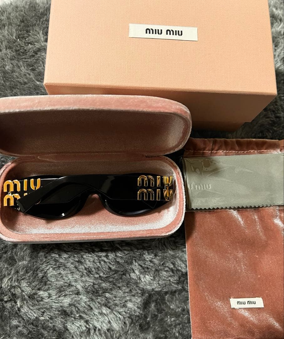 n*a様 miumiu ブラックキャットアイサングラス