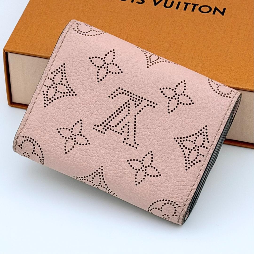 ルイヴィトン マヒナ ポルトフォイユ イリス XS 三つ折り財布 ピンク