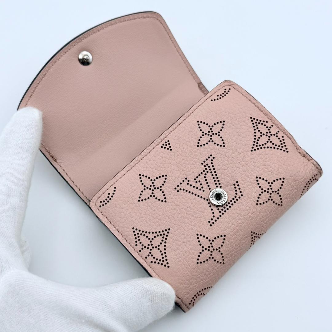ルイヴィトン マヒナ ポルトフォイユ イリス XS 三つ折り財布 ピンク