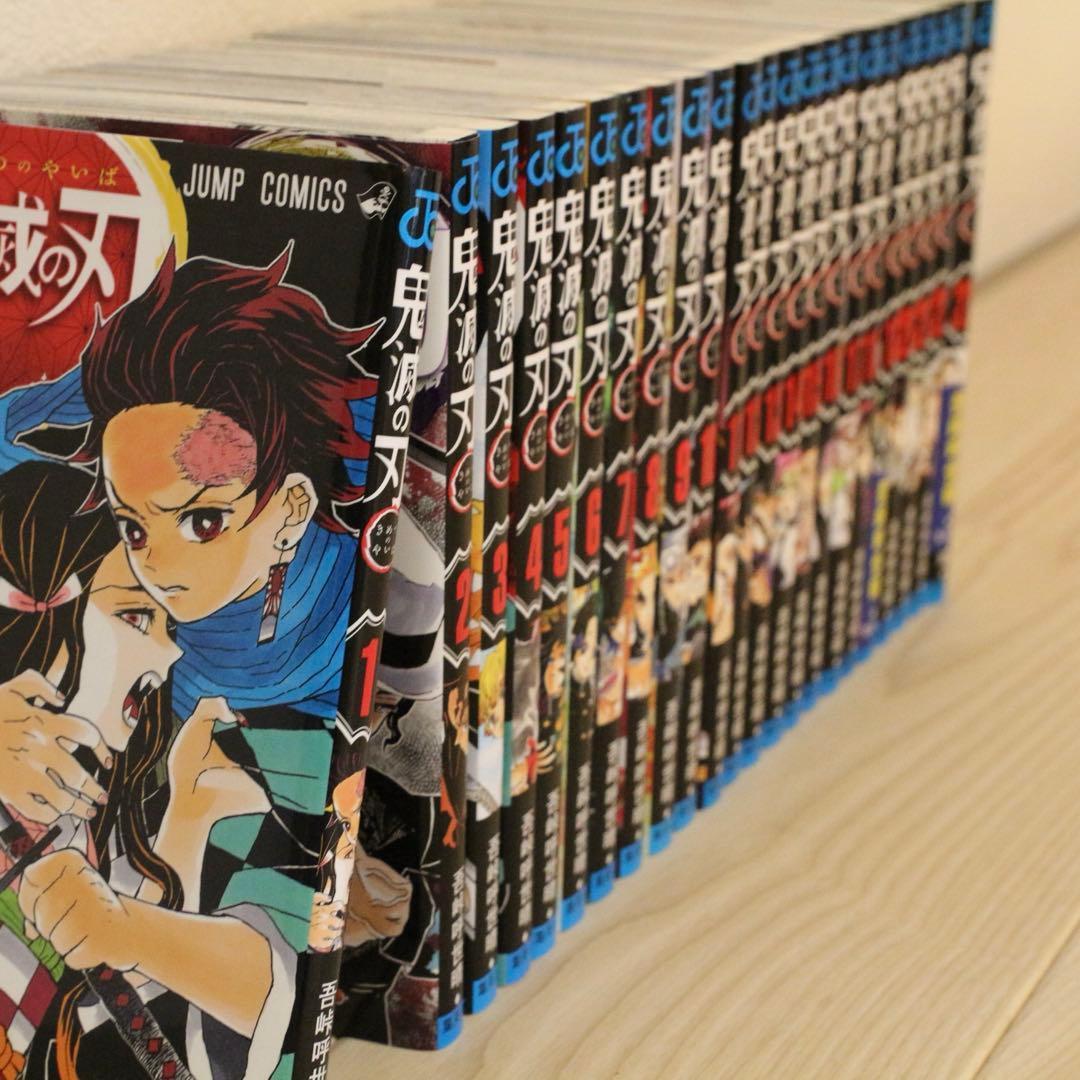 【美品】鬼滅の刃 漫画全巻セット＋缶バッジ＋映画特典＋初版特典付き 初版多数