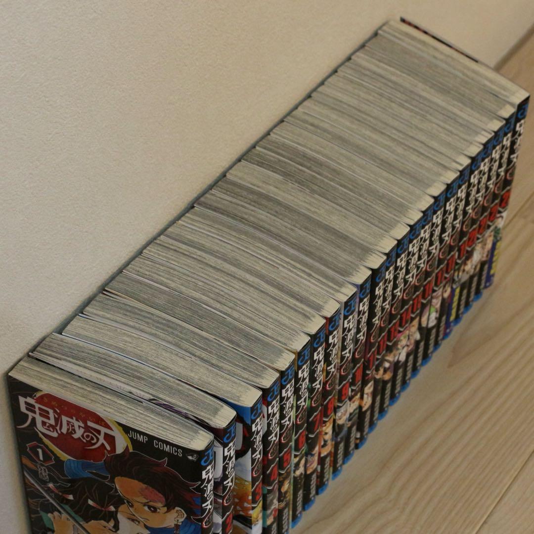 【美品】鬼滅の刃 漫画全巻セット＋缶バッジ＋映画特典＋初版特典付き 初版多数
