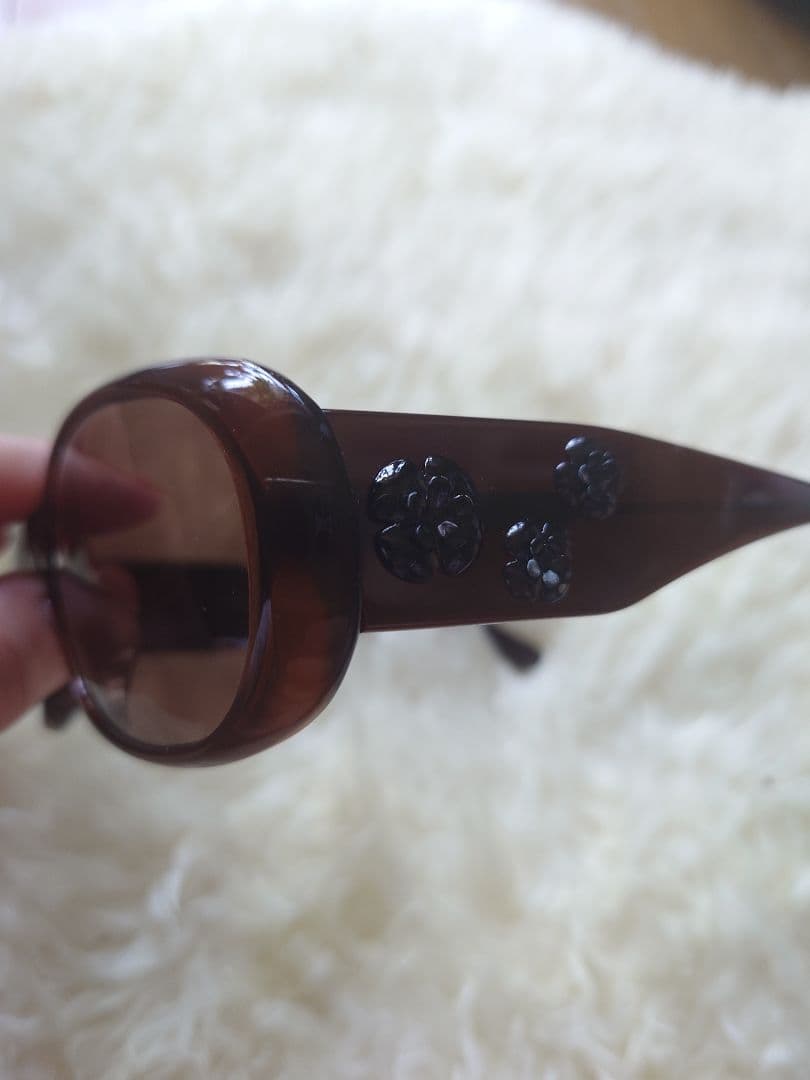 CHANEL ブラウン サングラス 　カメリアモチーフ