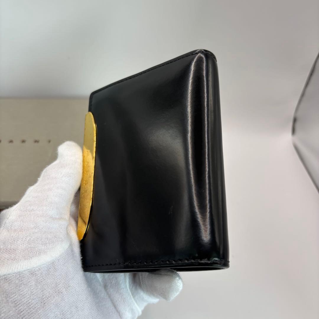 MARNI 二つ折り財布　ブラック　ゴールド　光沢　コンパクト　ウォレット　財布