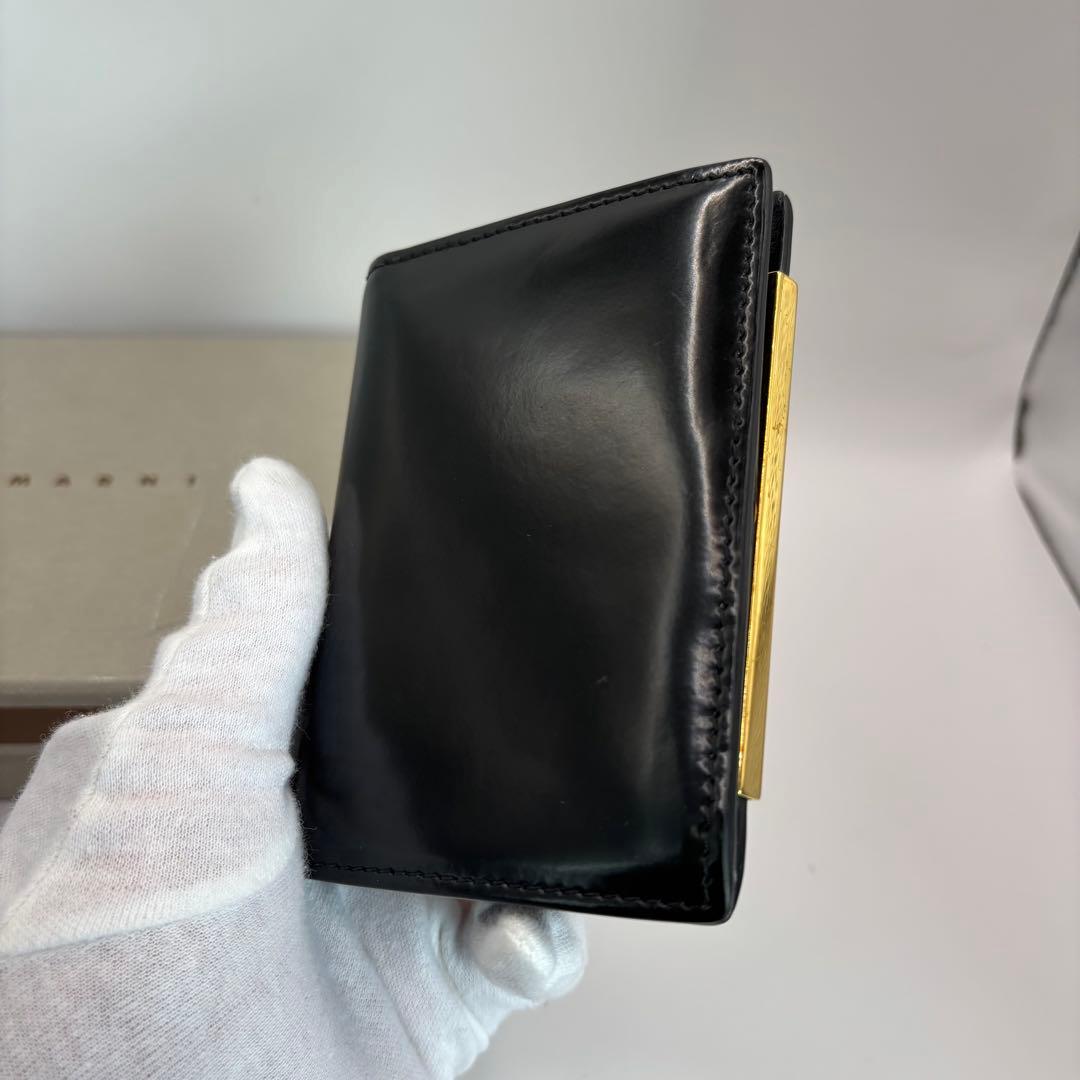 MARNI 二つ折り財布　ブラック　ゴールド　光沢　コンパクト　ウォレット　財布