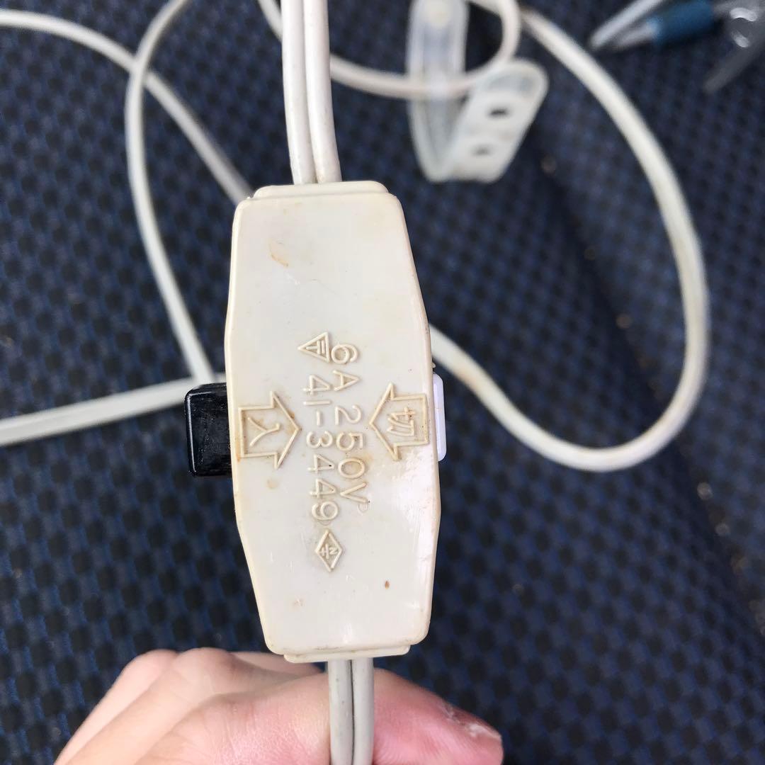 レトロな卓上扇風機 青色 円形デザイン
