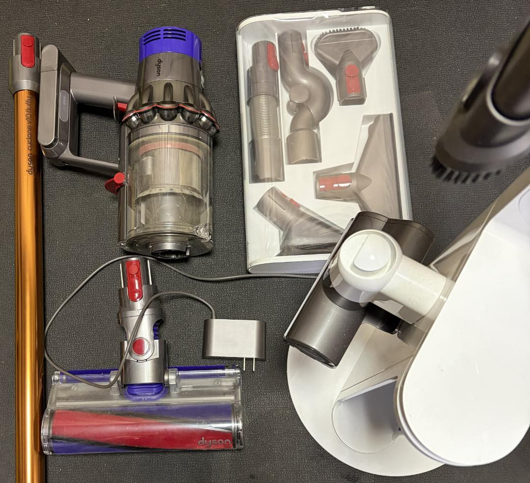 あかたはDyson V10 スティッククリーナー本体+ フロアドック　中古