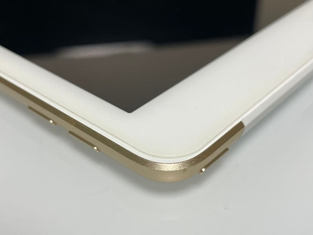 iPad 第5世代 32GB ゴールド au Wi-Fi SIMロック不明
