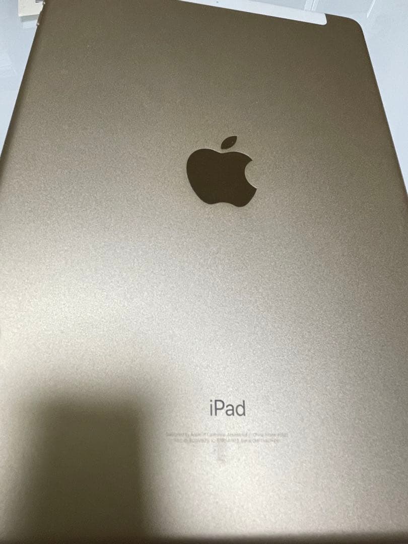 iPad 第5世代 32GB ゴールド au Wi-Fi SIMロック不明