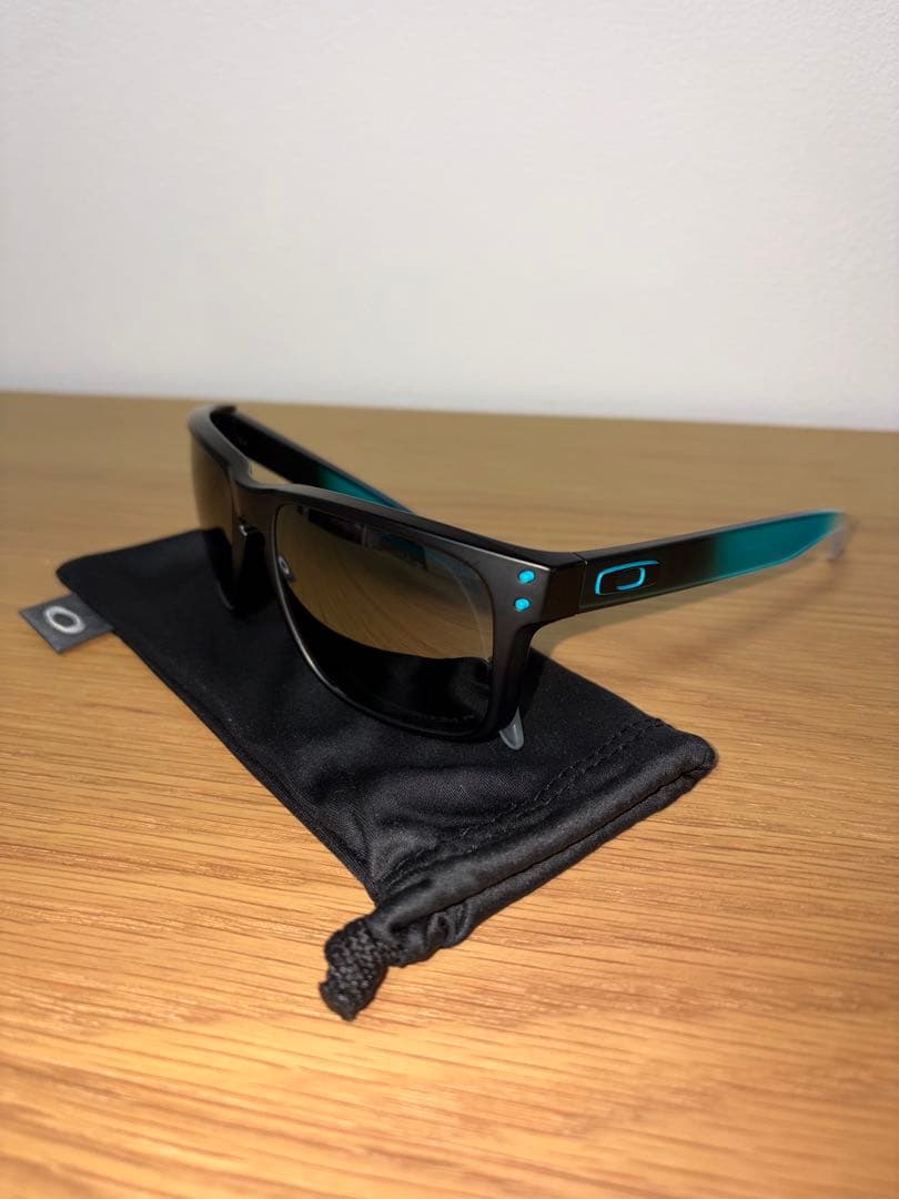 小物 OAKLEY HOLBROOK