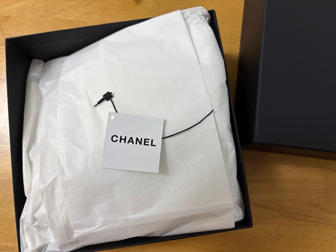 シャネル　CHANEL 黒ベルベットシルバーヘアバンド　カチューシャ