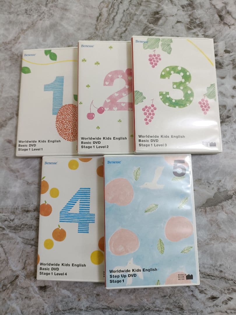 Worldwide Kids English DVD 30枚、保護者向け冊子6冊
