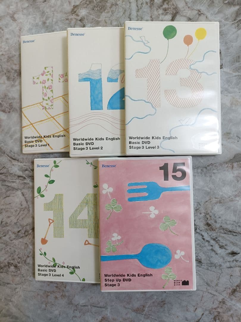 Worldwide Kids English DVD 30枚、保護者向け冊子6冊