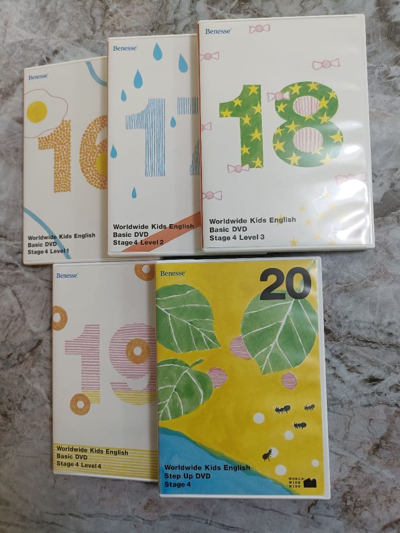 Worldwide Kids English DVD 30枚、保護者向け冊子6冊
