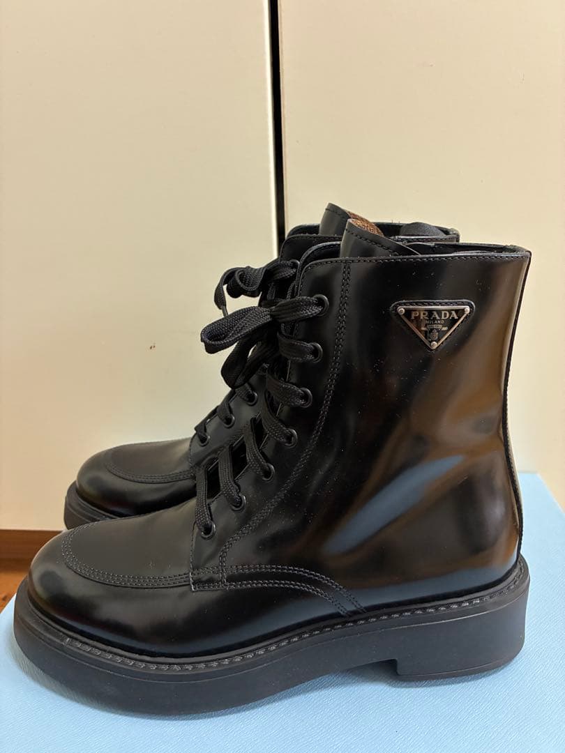 PRADA ブラック レースアップブーツ