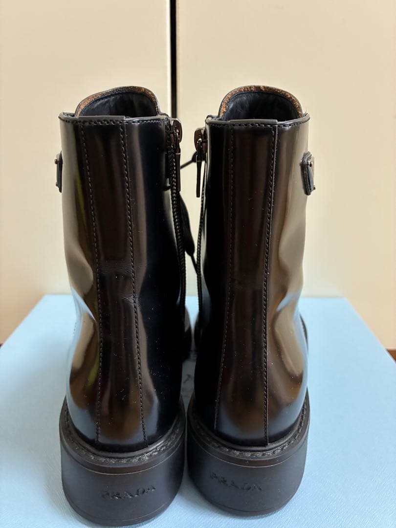 PRADA ブラック レースアップブーツ