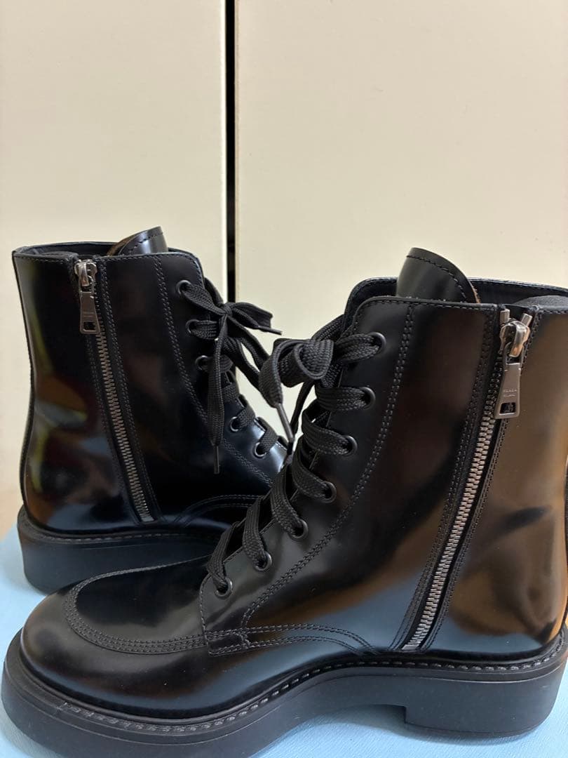 PRADA ブラック レースアップブーツ