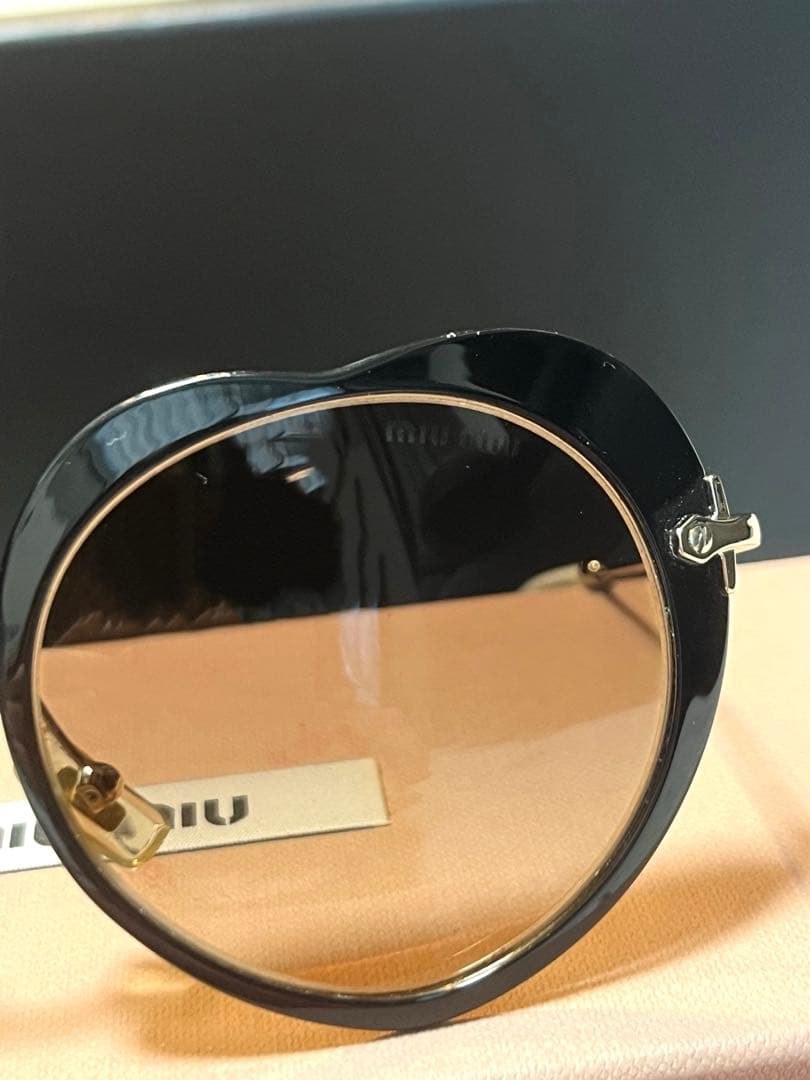 miumiu ハート サングラス 黒
