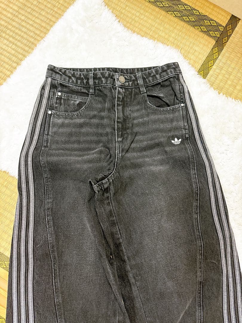 adidas ブラックデニムパンツ 3本ライン