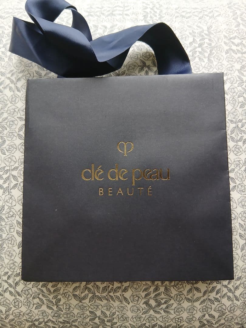 新品同様　クレ・ド・ポーボーテ　タンクレームエクラn　ファンデーション　10