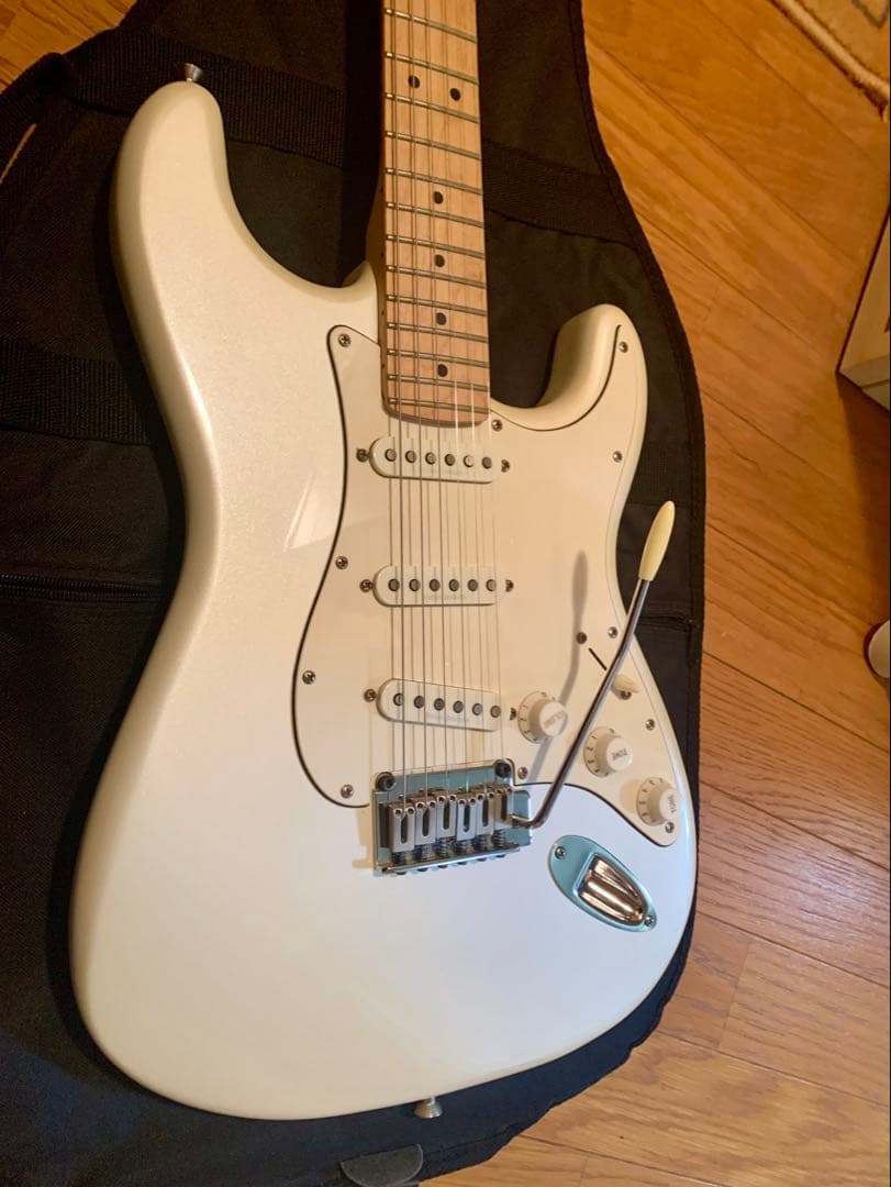 ギター Squier Deluxe Stratocaster / PearlWhite