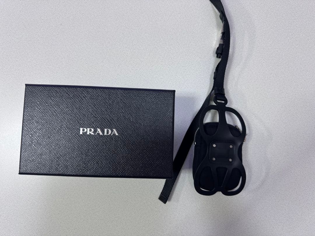 PRADA ポーチ付きスマホホルダー