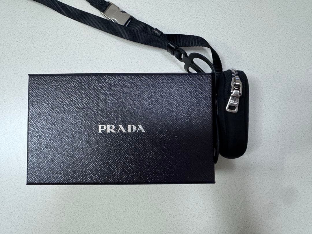 PRADA ポーチ付きスマホホルダー
