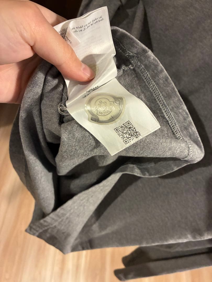 MONCLER グレー ロゴプリント Tシャツ