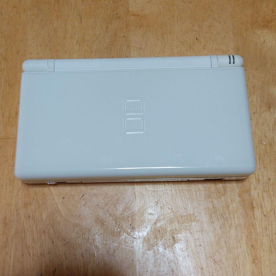 カセット6本、ニンテンドーDSライト本体、電源ケーブル、タッチペンのセットです。