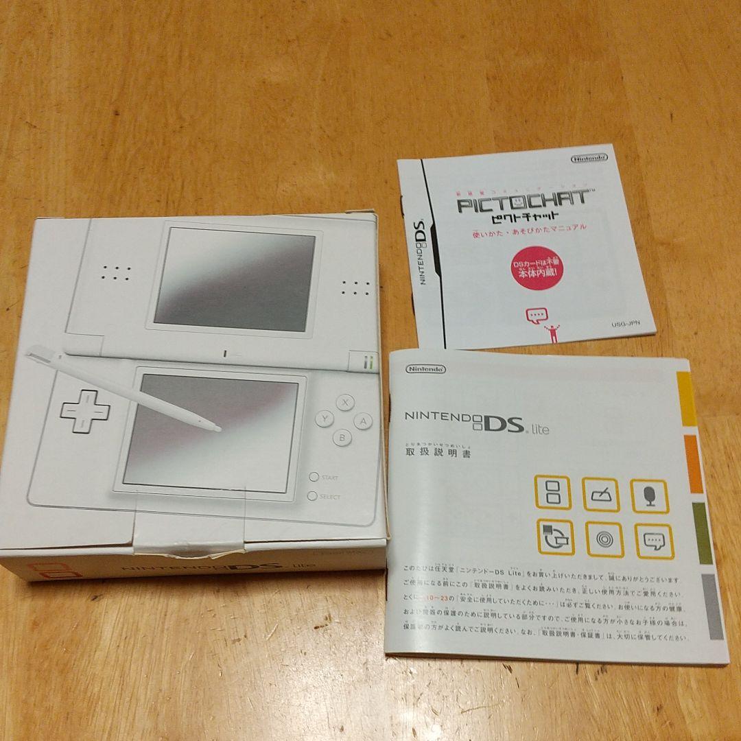 カセット6本、ニンテンドーDSライト本体、電源ケーブル、タッチペンのセットです。