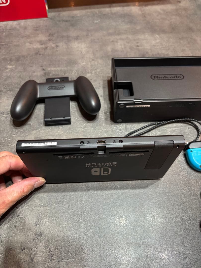 Nintendo Switch 本体 、カラフルJoy-Con3個付き