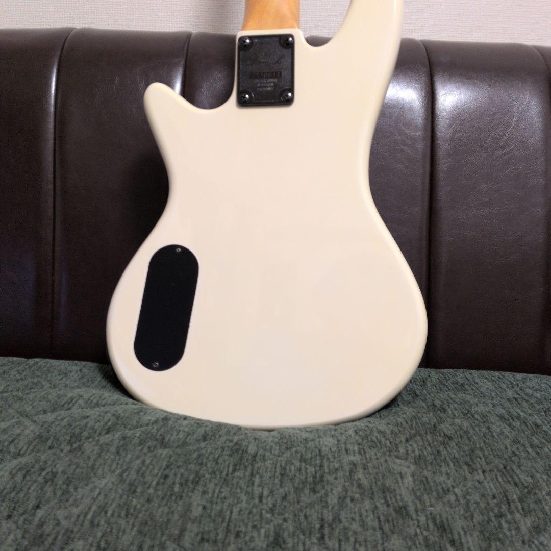 エレキベース ショートスケールホワイト