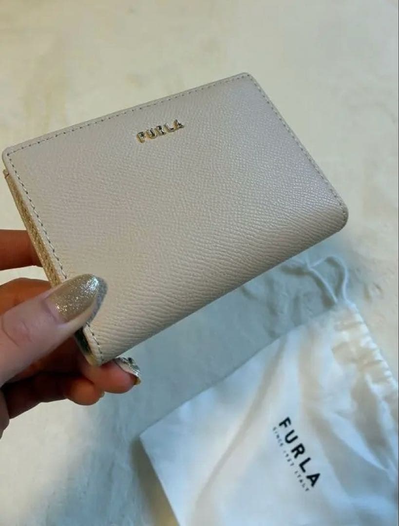 FURLA ベージュ 二つ折り財布
