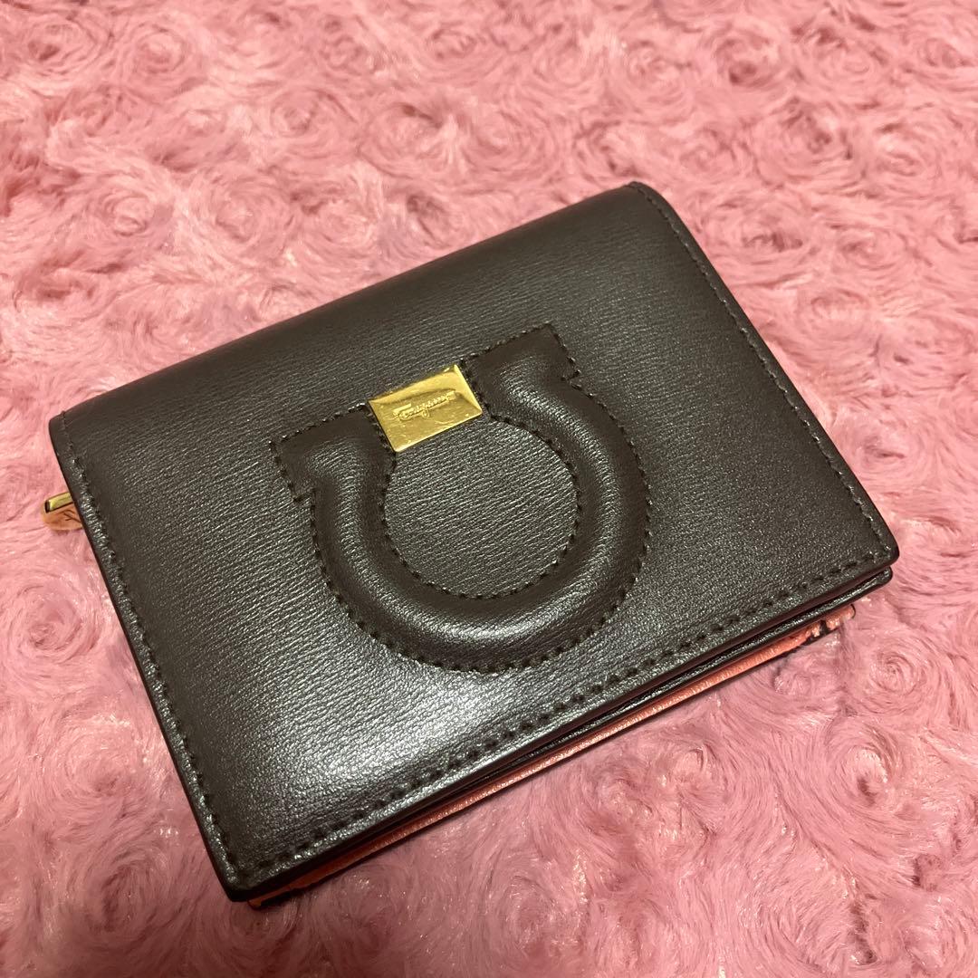 フェラガモ　財布　二つ折り財布