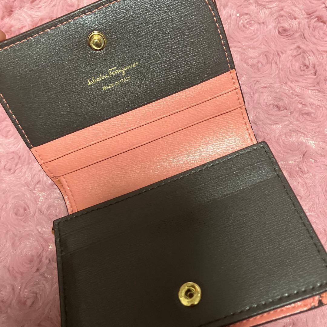 フェラガモ　財布　二つ折り財布
