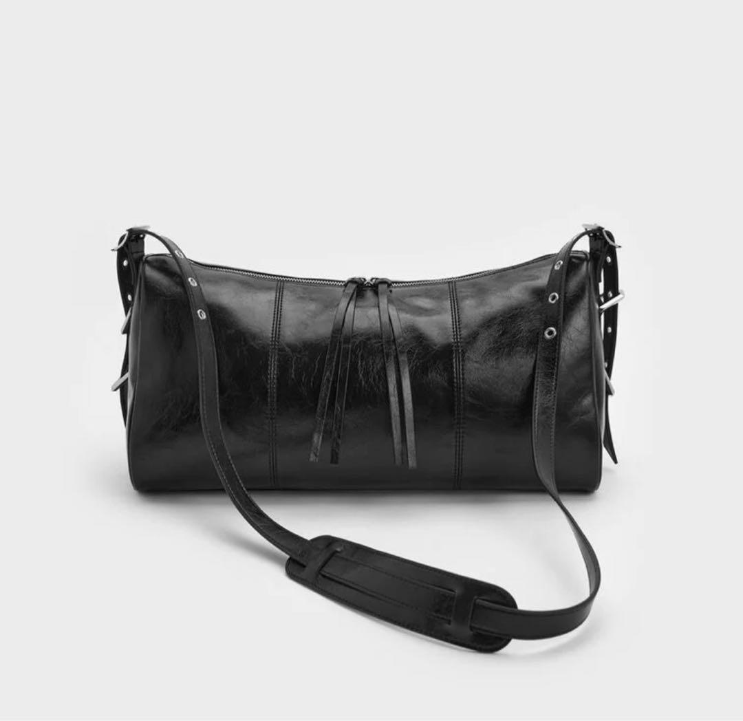 【charles & keith】ドラムバッグ Bryna ブライナ 黒