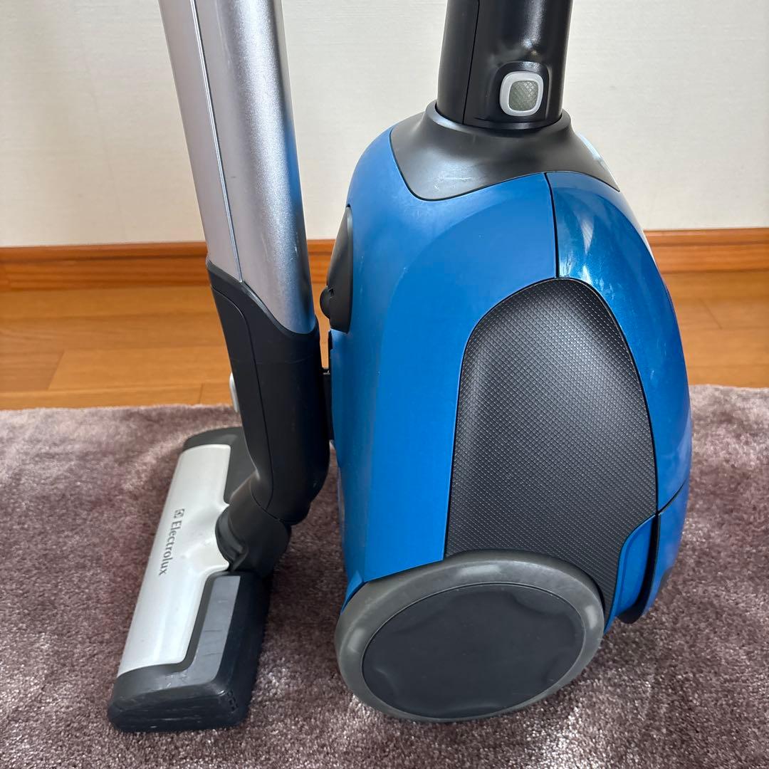 Electrolux エルゴスリーオート　掃除機 本体　EET530CB