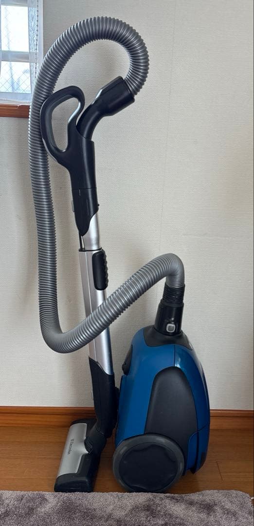 Electrolux エルゴスリーオート　掃除機 本体　EET530CB