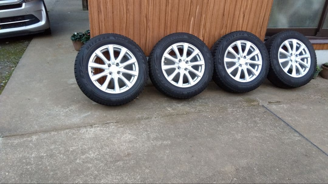 ライズ　スタッドレスタイヤホイールセットVRX２　美品